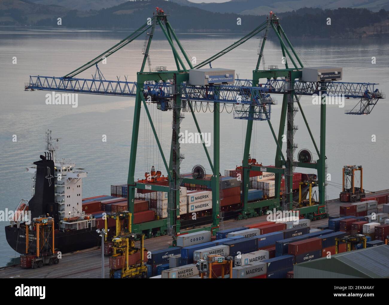 Una nave che viene caricata/scaricata a Christchurch Harbour, Nuova Zelanda Foto Stock