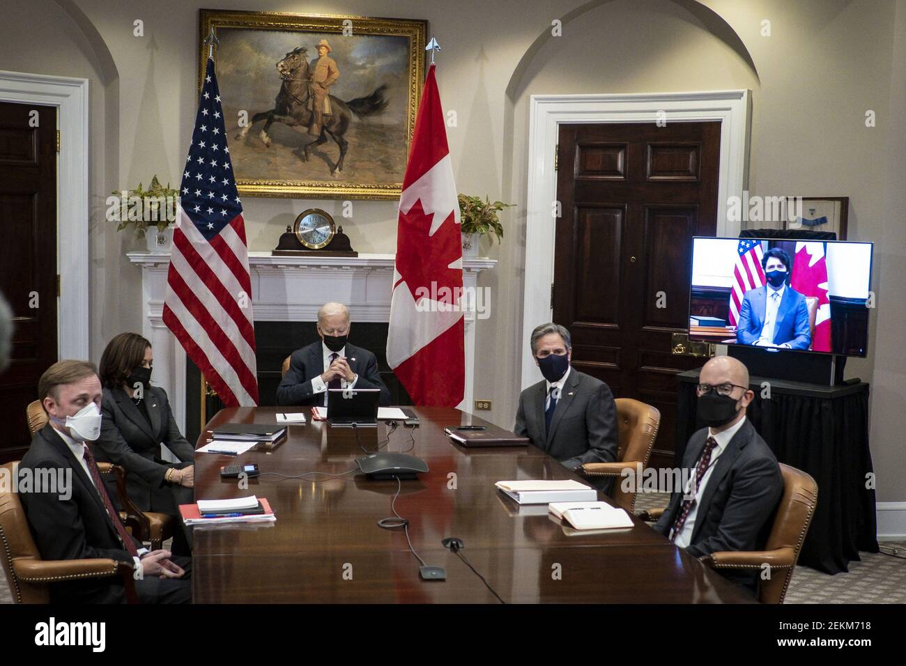 Washington, Stati Uniti. 23 Feb 2021. Il Vice Presidente Kamala Harris (sinistra), il Presidente Joe Biden (centro) e il Segretario di Stato americano Tony Blinken (destra) partecipano a un incontro bilaterale virtuale con il primo Ministro Justin Trudeau del Canada nella Sala Roosevelt della Casa Bianca a Washington, DC, martedì 23 febbraio 2021. Foto in piscina di Pete Marovich/UPI Credit: UPI/Alamy Live News Foto Stock