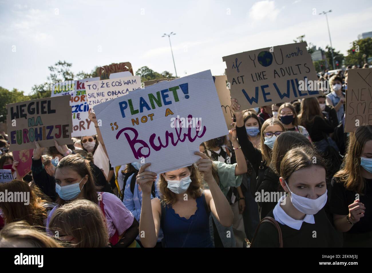 Movimento Di Protesta Giovanile A Difesa Del Clima I manifestanti gridano slogan mentre tengono i cartelli durante la