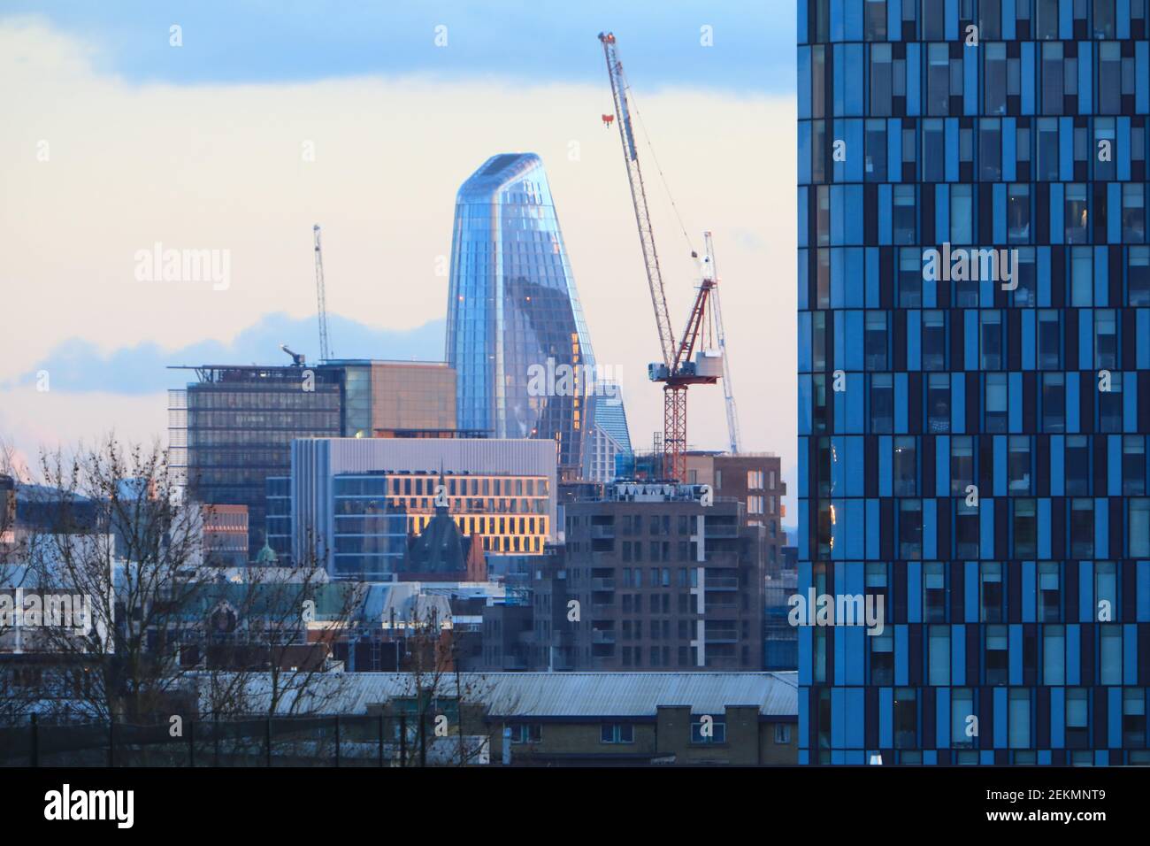 Vista dell'architettura mista che si affaccia a sud su Londra, al crepuscolo, in inverno, Regno Unito Foto Stock
