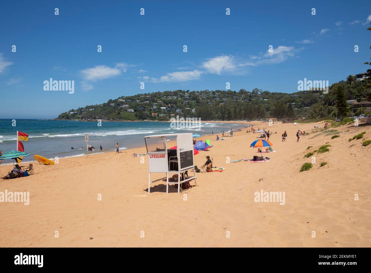 Palm Beach Sydney prendere il sole in una giornata estiva, servizio di bagnino che mantiene le persone al sicuro, Sydney, NSW, Australia Foto Stock