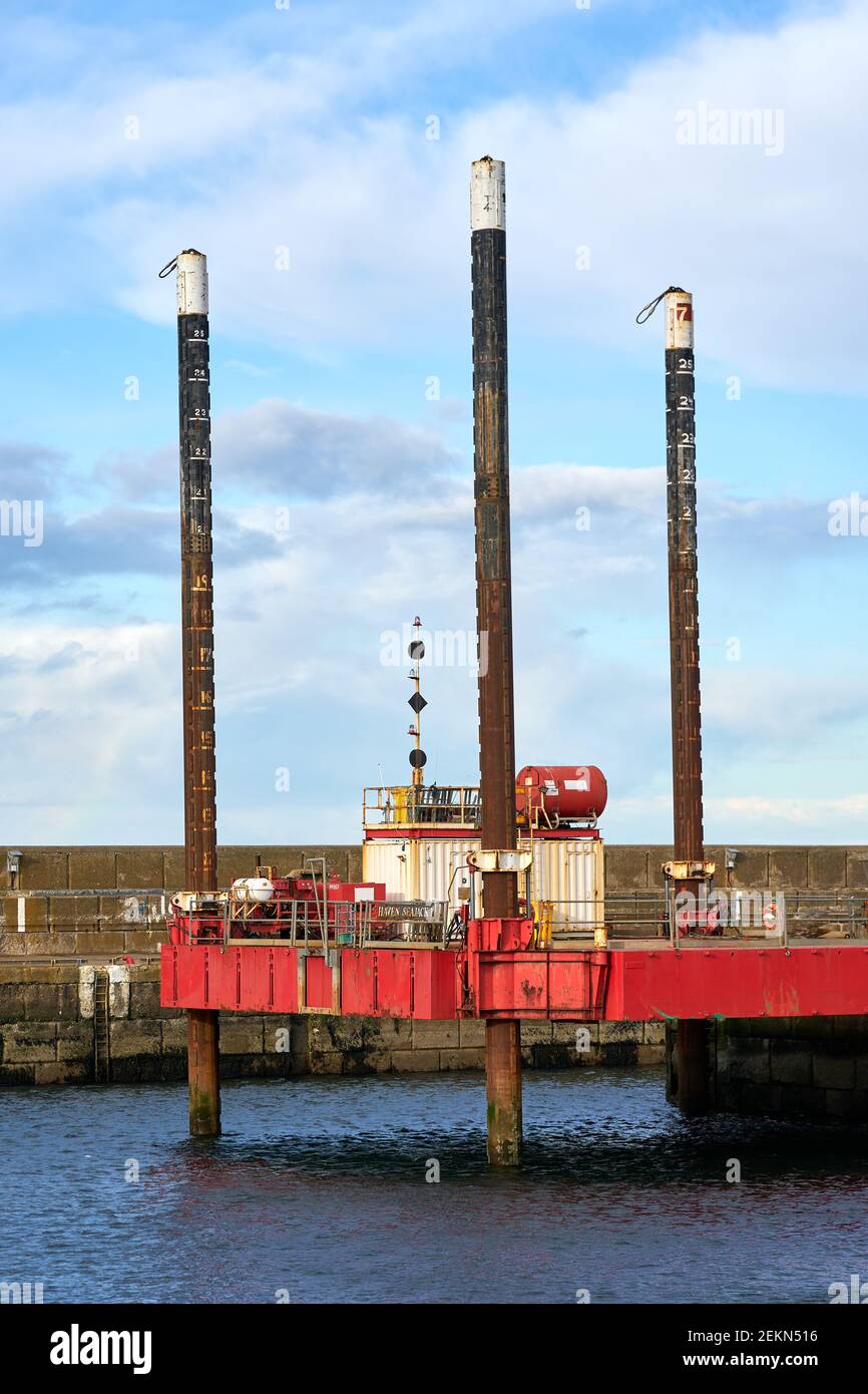 23 febbraio 2021. Buckie Harbour, Buckie, Moray, Scozia, Regno Unito. Questa è una scena dal trafficato porto di lavoro. Questo è il sistema Haven Seajack 1 Rig. Foto Stock