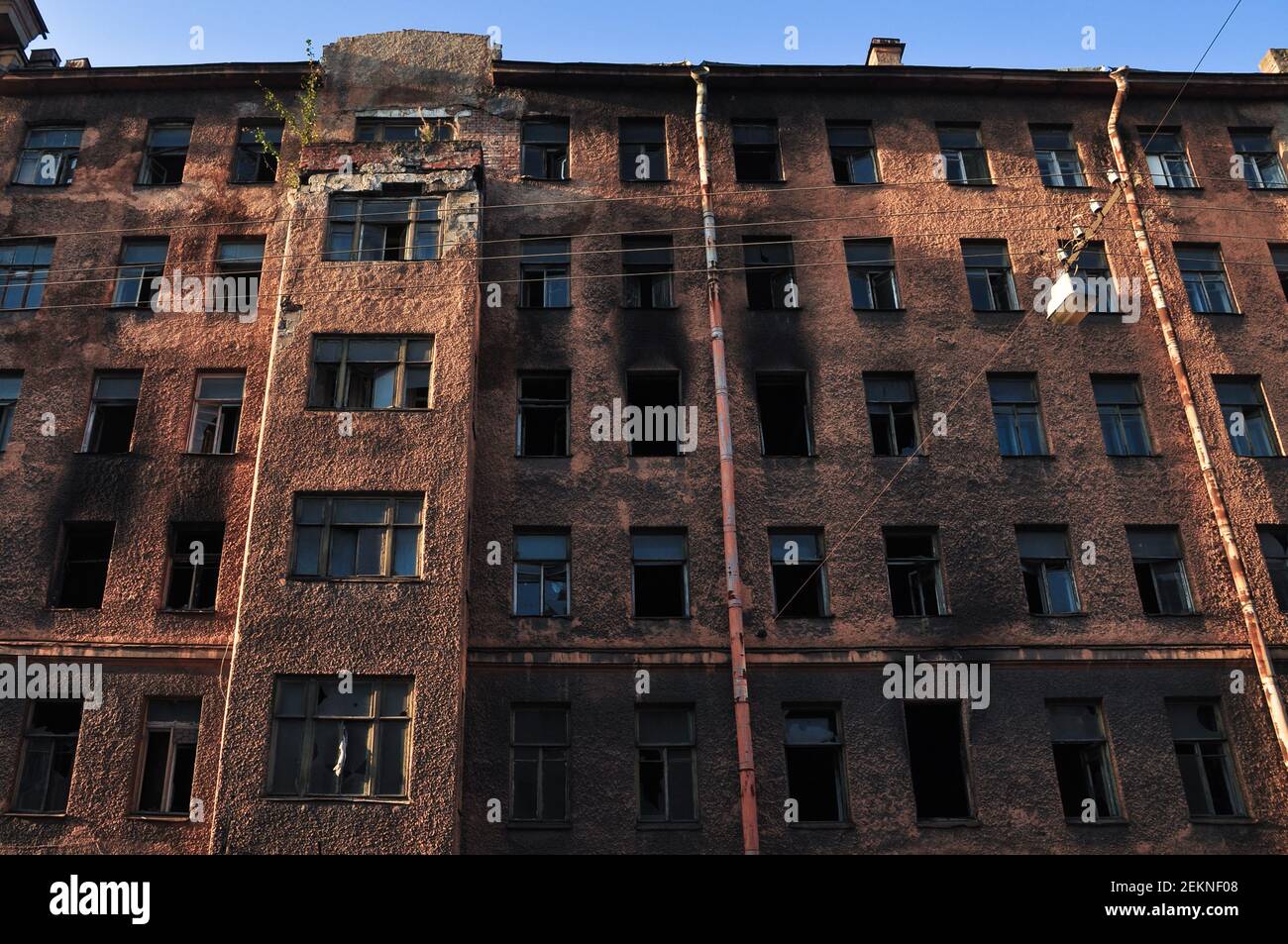 Facciata di un edificio abbandonato a più piani dopo il fuoco Foto Stock