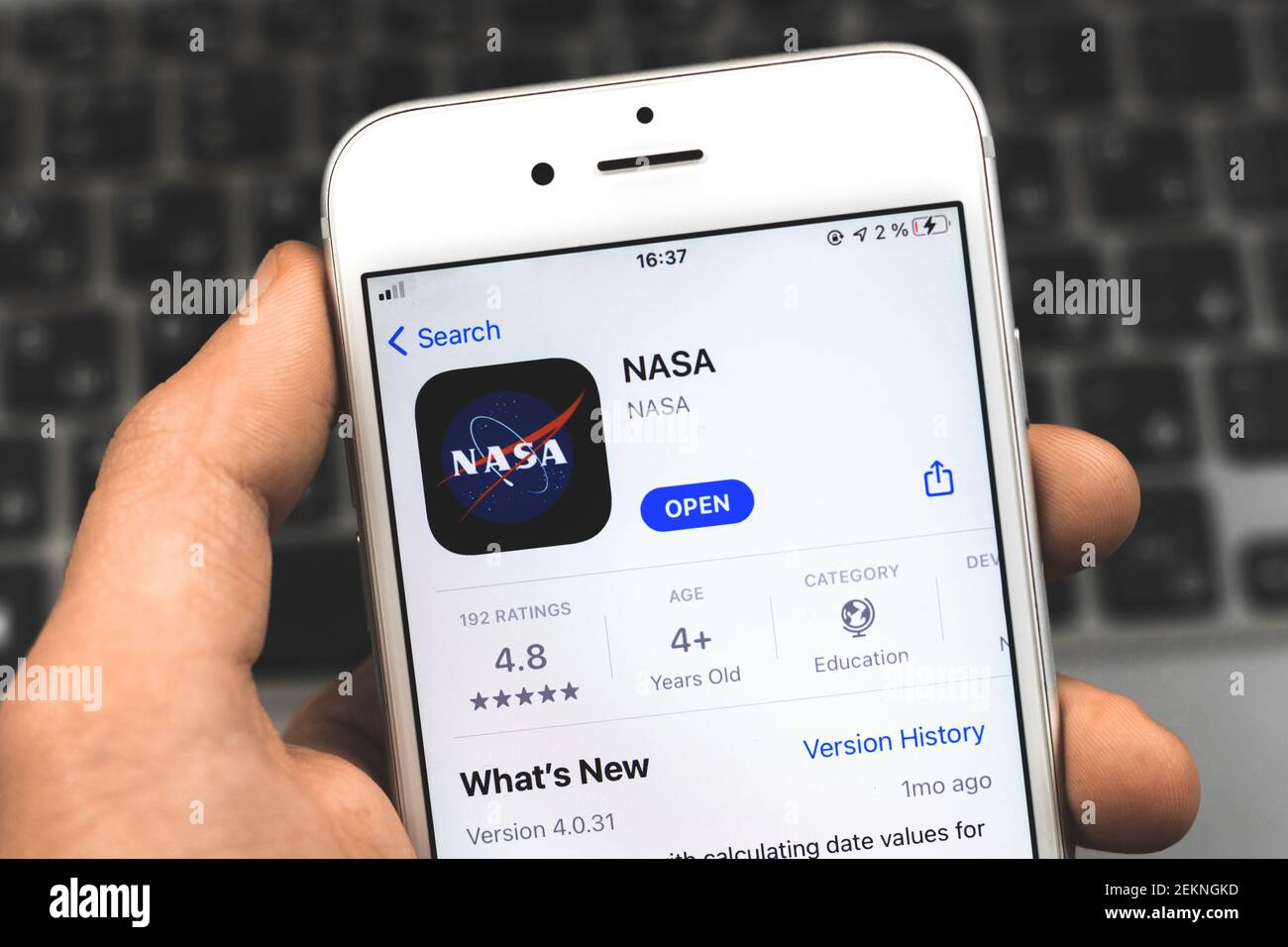Kharkov, Ucraina - 22 febbraio 2021: Logo dell'app mobile della NASA, App Store su Apple iPhone, primo piano Foto Stock