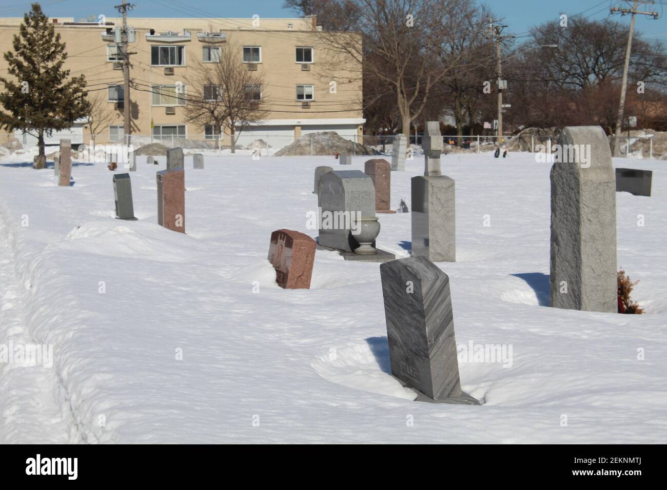 Piccolo cimitero suburbano di Chicago nella zona di Chicago in inverno con cielo blu Foto Stock