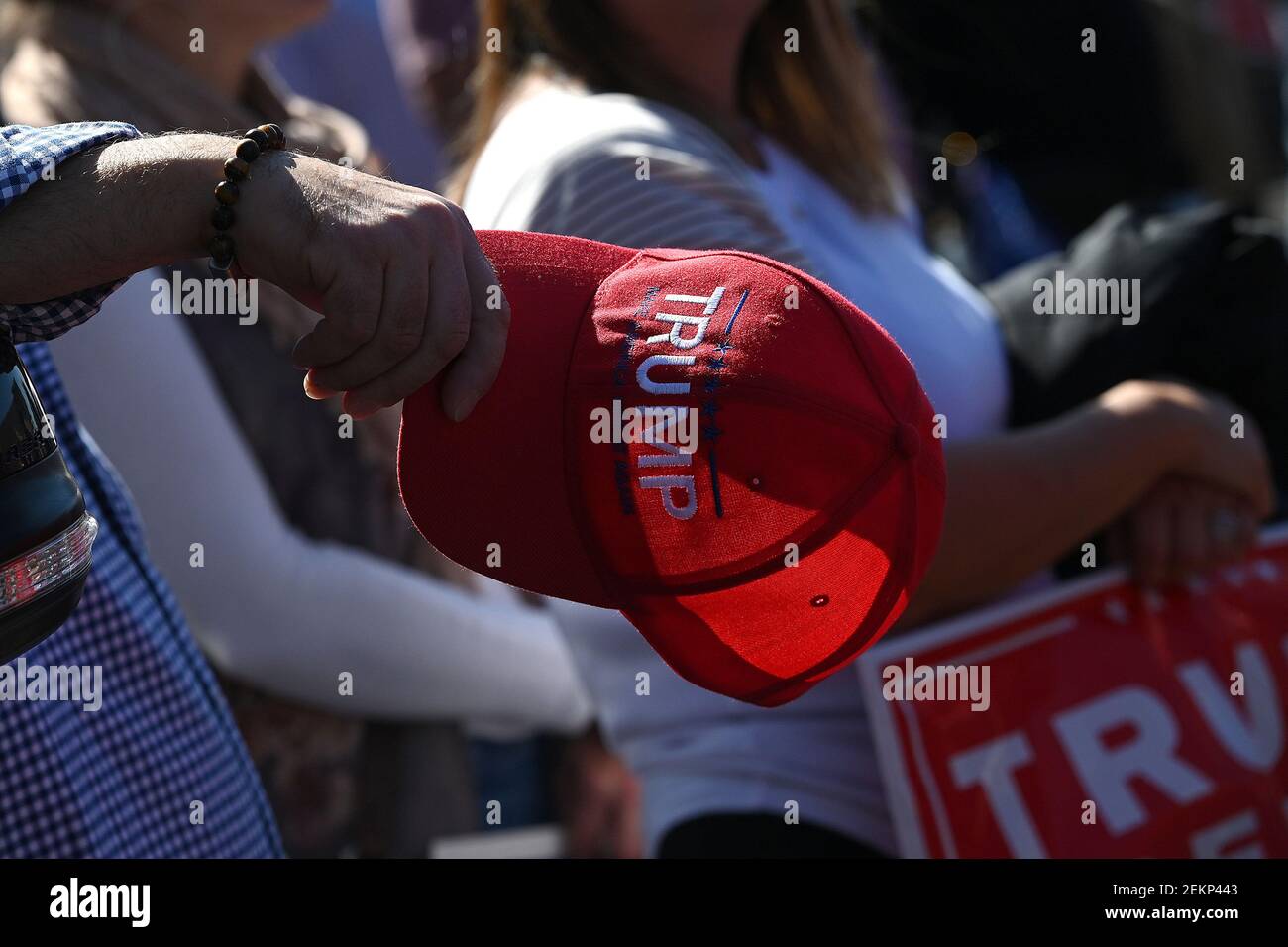 Un uomo ha un cappello rosso "Trump" in un rally pro-Trump "New York  Triumph", organizzato dal Staten Island Ruplican Party, tenutosi al  Bricktwon Center di Charleston nel quartiere di New York City