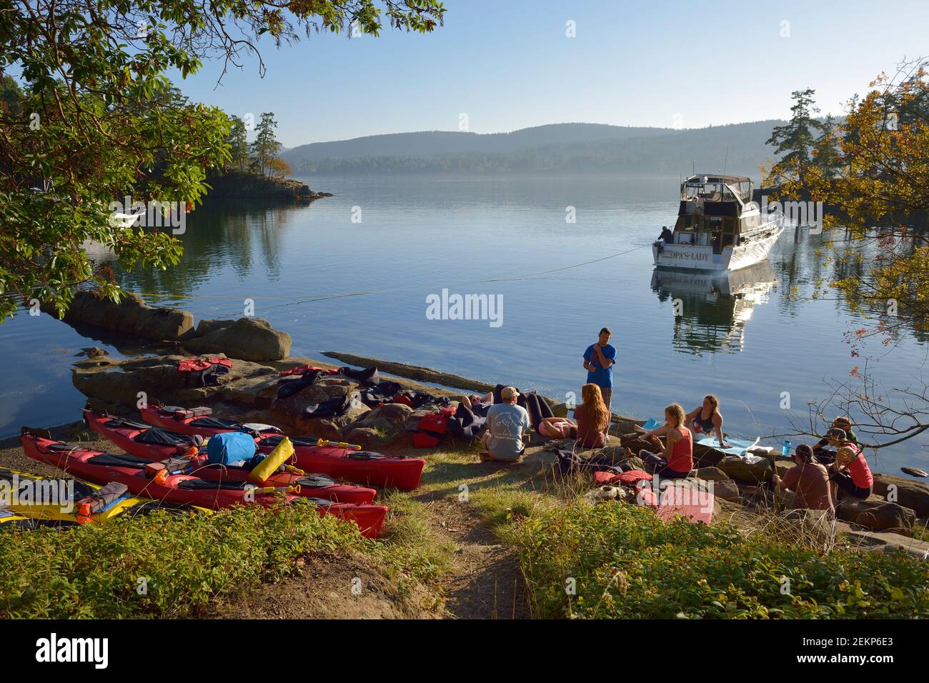 Gruppo di kayak sulla spiaggia di Conover Cove, Wallace Island, Gulf Islands, British Columbia, Canada Foto Stock