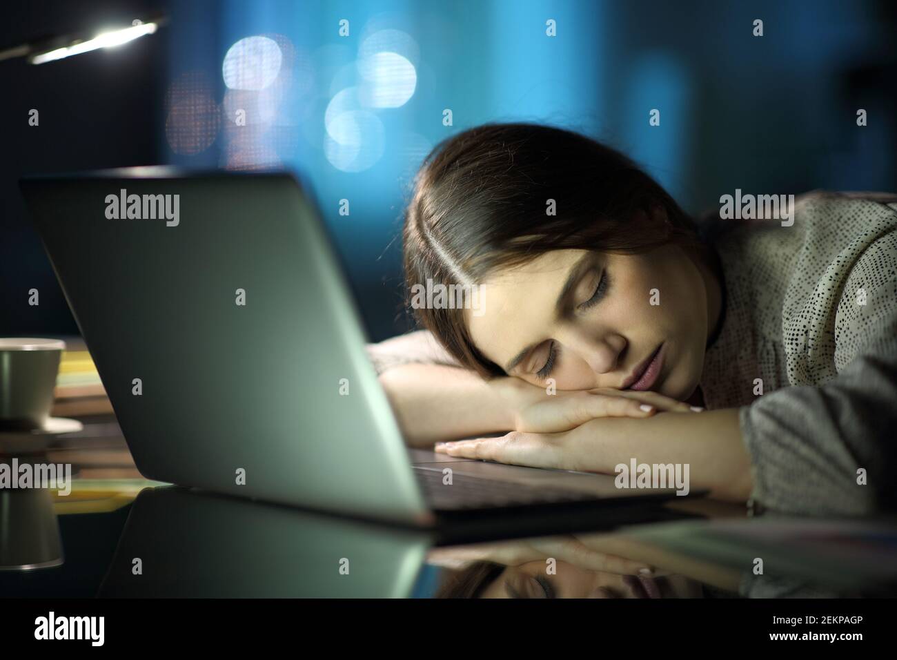 Un imprenditore stanco che dormiva sul computer portatile fino a tarda notte a casa o in ufficio Foto Stock