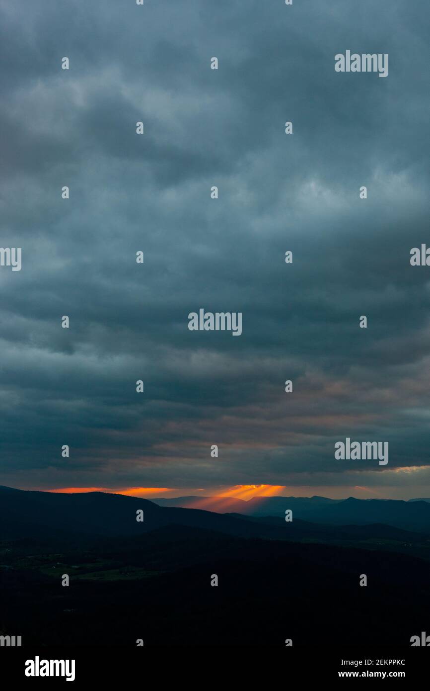 Raggi di luce streaming brillano dalle nuvole in alto durante Tramonto sulle Blue Ridge Mountains in Virginia Foto Stock
