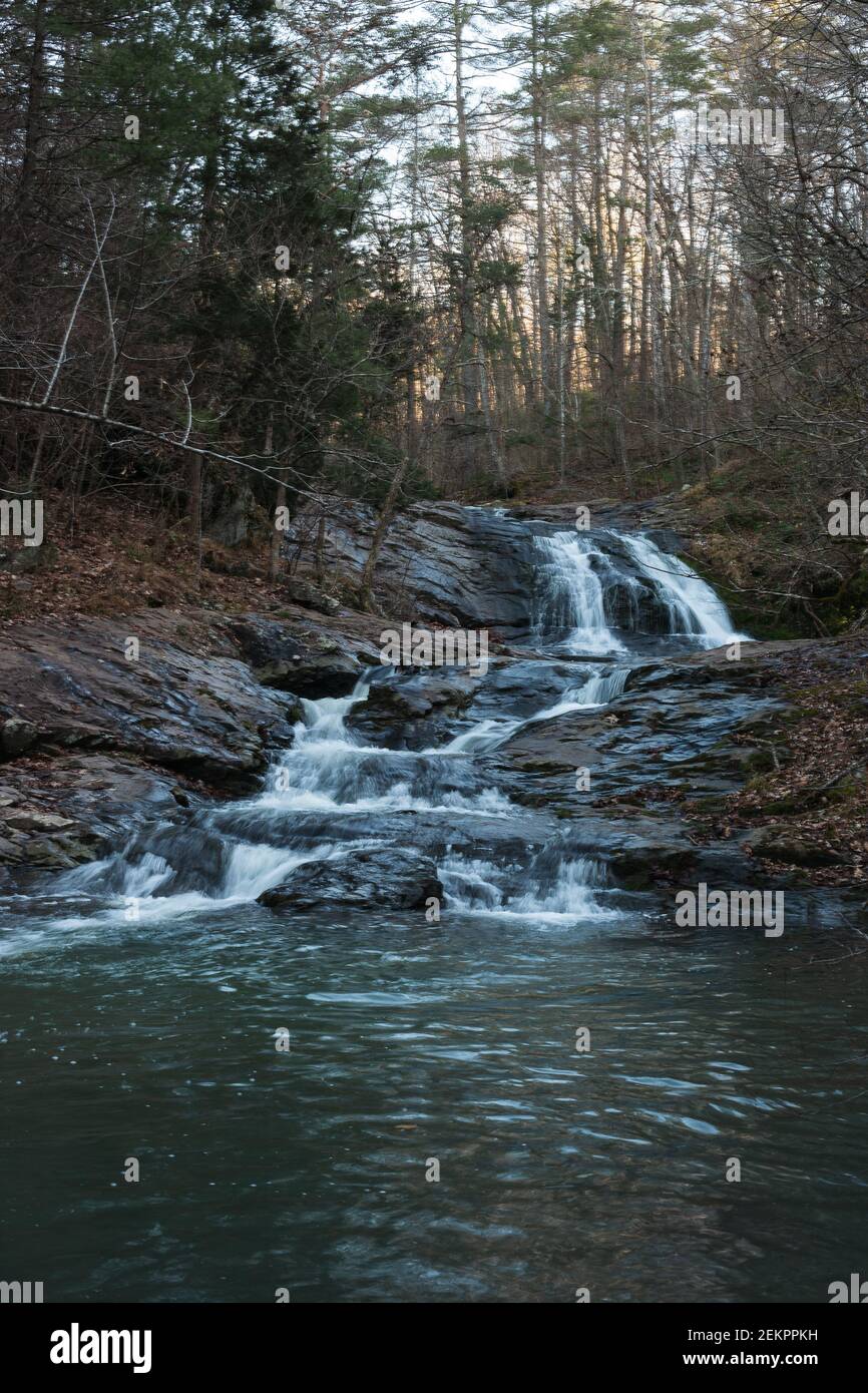 L'acqua scorre sopra il torrente roccioso nelle montagne in Virginia Foto Stock