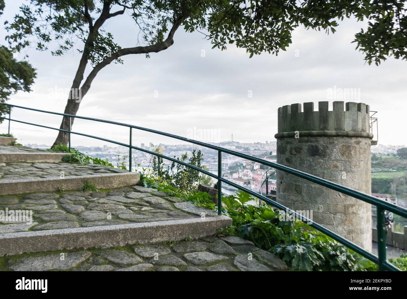 Punto di osservazione con scale al cielo Foto Stock