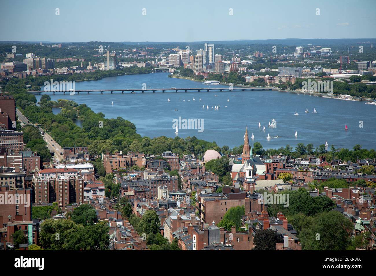 Una vista aerea grandangolare di Beacon Hill, il ponte di Mass Ave sul fiume Charles e Cambridge ma USA. Foto Stock