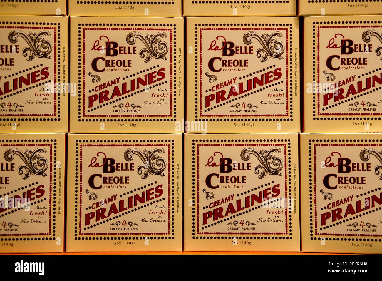 Alimenti trasformati confezionati, fila di scatole di praline cremose esposte in vendita presso Aunt Sally's Prailine Shops, New Orleans, Louisiana, USA Foto Stock