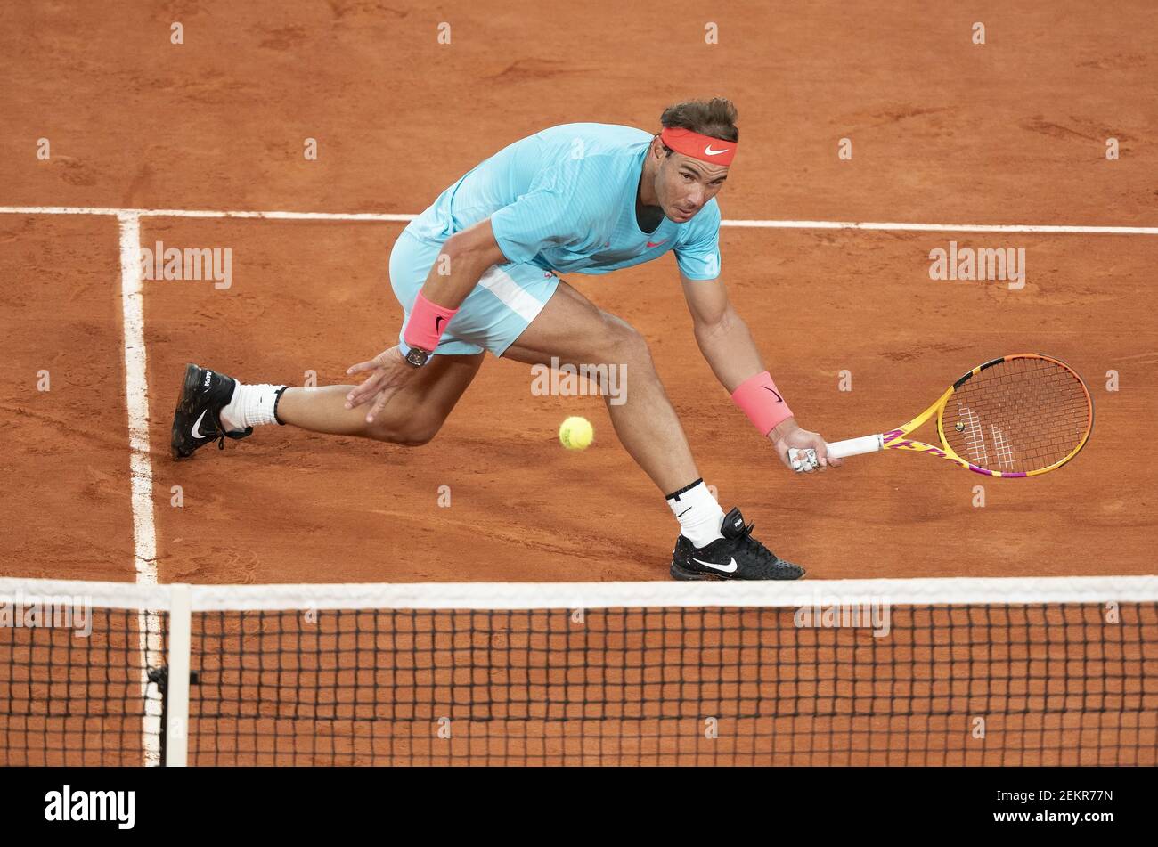 11 ottobre 2020; Parigi, Francia; Rafael Nadal (ESP) in azione durante la sua partita contro Novak Djokovic (SRB) il giorno 15 allo Stade Roland Garros. Credito obbligatorio: Susan Mullane-USA TODAY Sports/Sipa USA Foto Stock