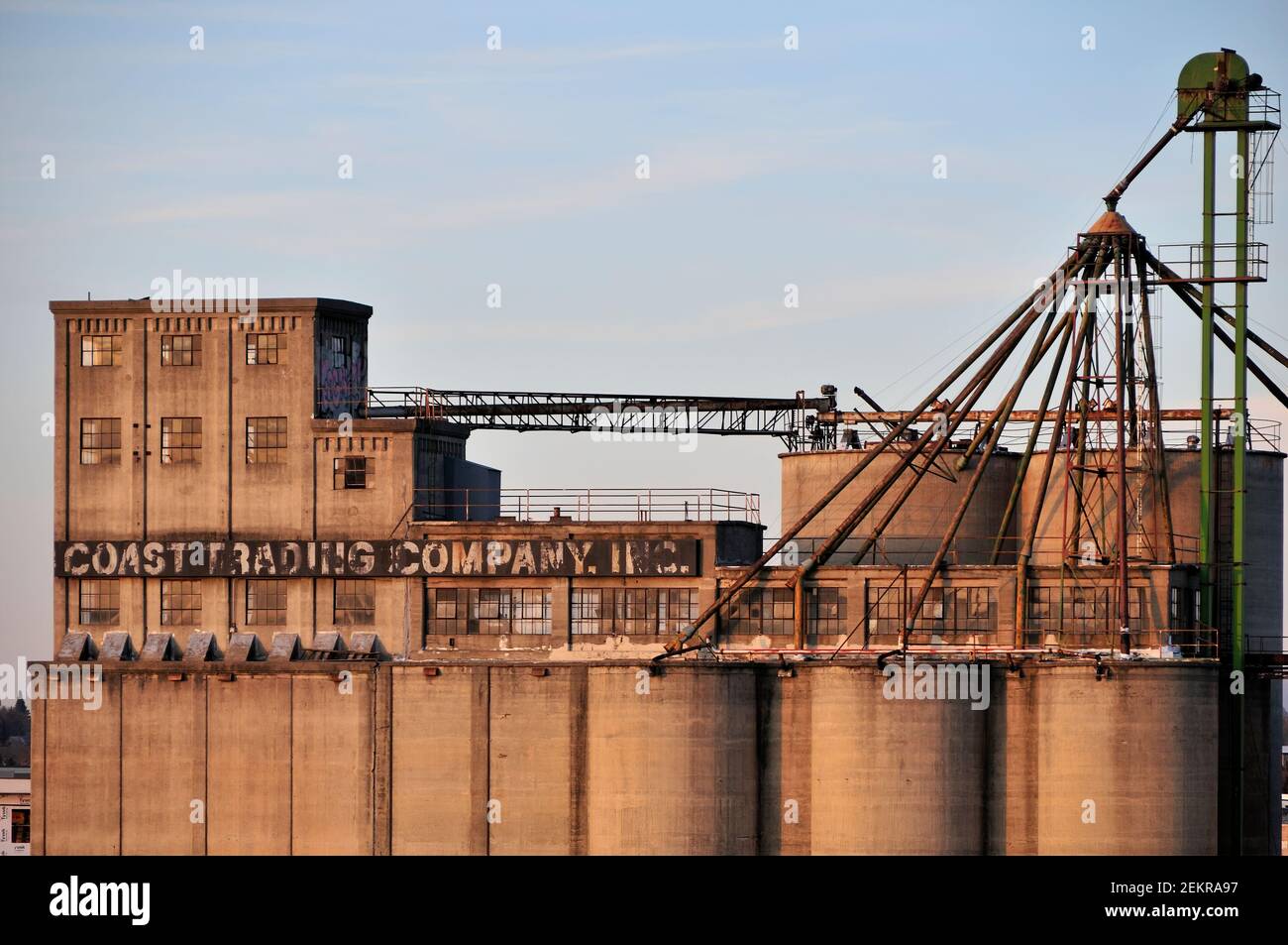 Un vecchio elevatore di cereali vicino al centro di Spokane, WA alla luce della sera. Foto Stock