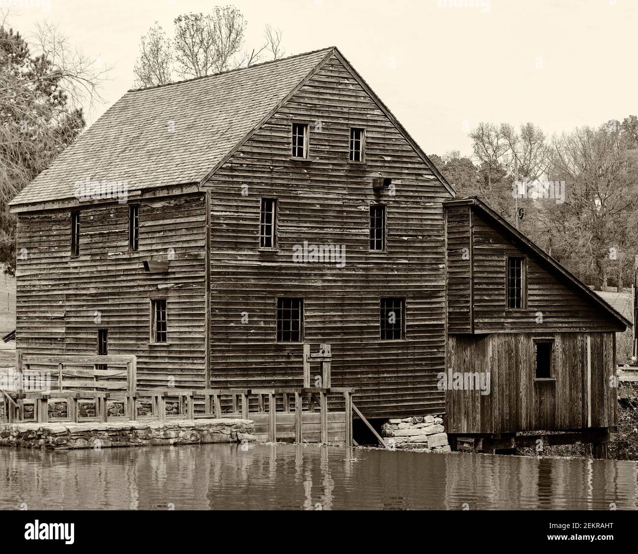 Yates Mill Park - restaurato mulino ad acqua grist e stagno mulino vicino a Raleigh, NC in tono seppia. Foto Stock