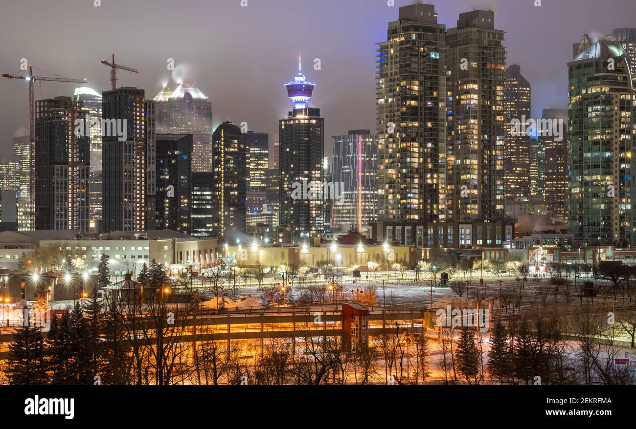 Un paesaggio notturno di monumenti e l'affollato centro di Calgary Alberta Canada. Foto Stock