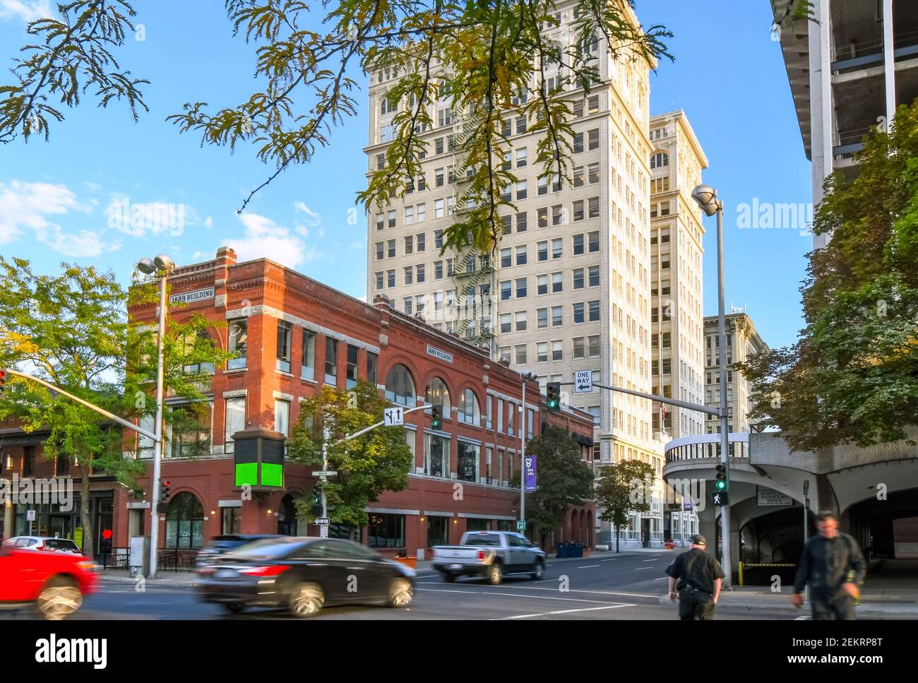 Downtown Main Street nel centro della città di Spokane, Washington, USA, vicino all'edificio in mattoni rossi del 1889. Foto Stock