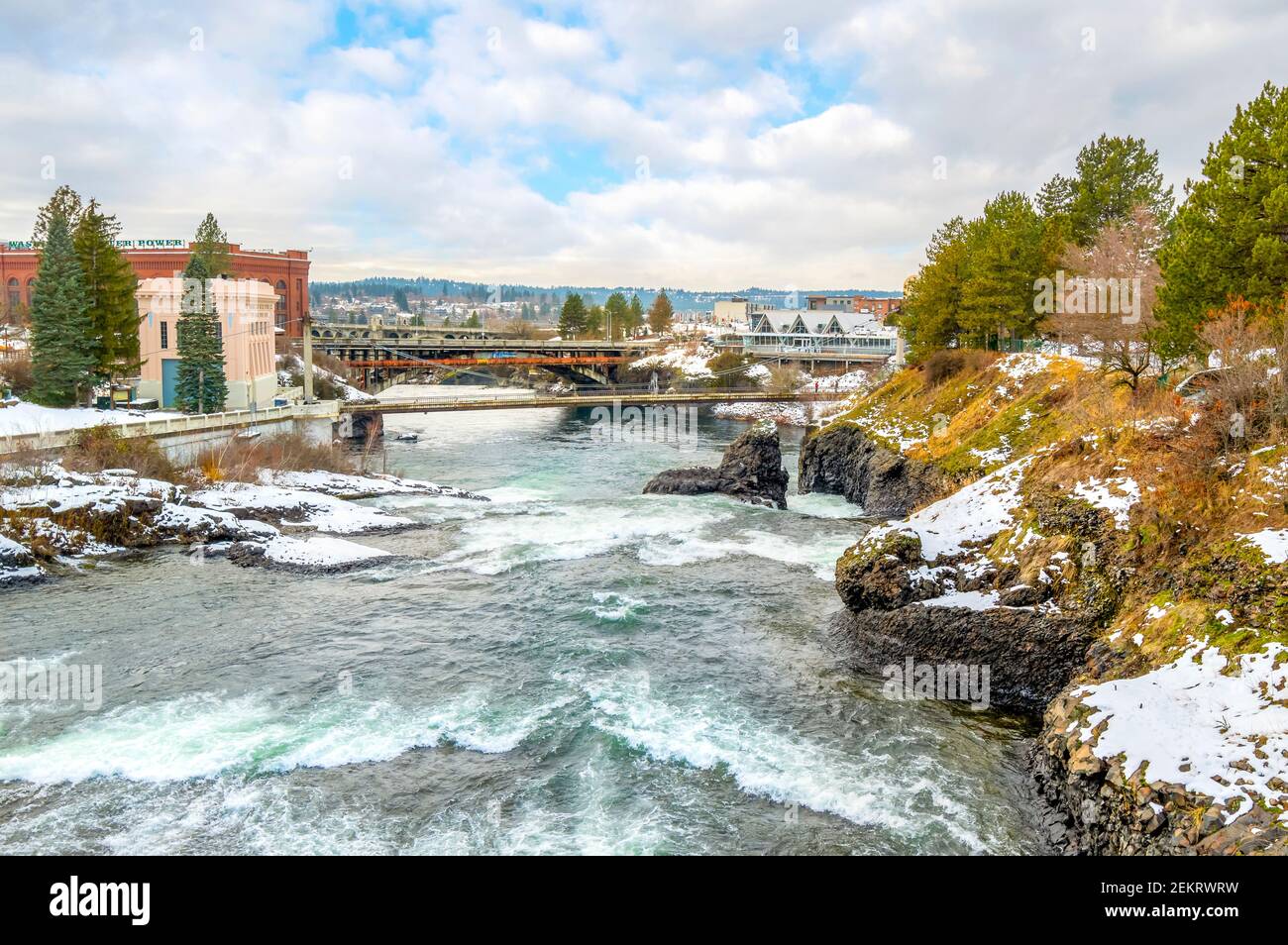 I ponti attraversano il fiume Spokane vicino a Canada Island e Riverfront Park nel centro di Spokane, Washington, USA, in inverno. Foto Stock