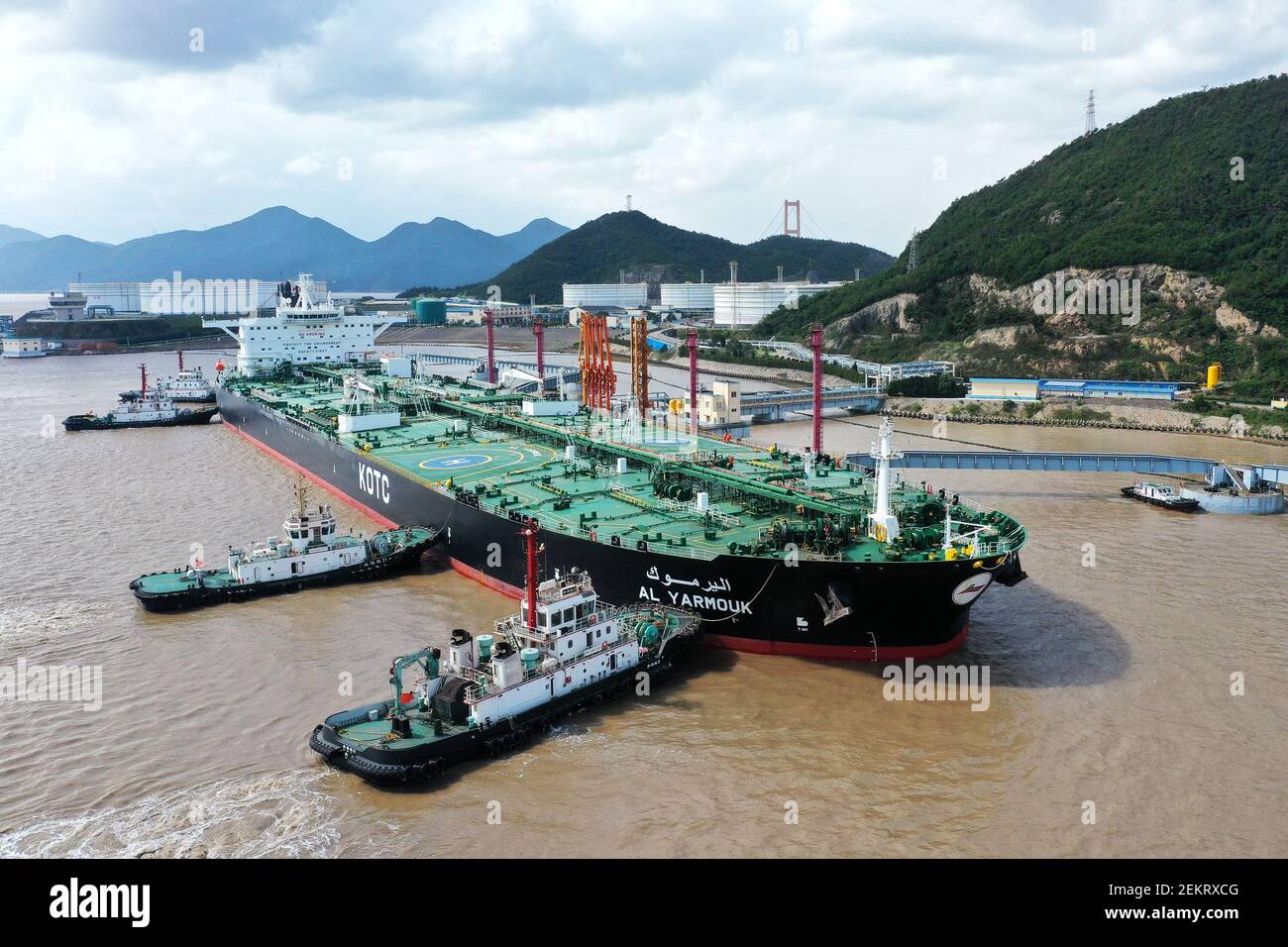 Una petroliera di nome al YARMOUK porti al porto di Shihua e il petrolio crudele viene scaricato, città di Zhoushan, provincia dello Zhejiang della Cina orientale, il 15 ottobre 2020. In settembre, il porto di Shihua ha ricevuto 9 petroliere e oltre 2 milioni di metri quadrati di petrolio crudele viene scaricato, che è un nuovo record con un aumento del 54% rispetto al mese precedente. Foto Stock