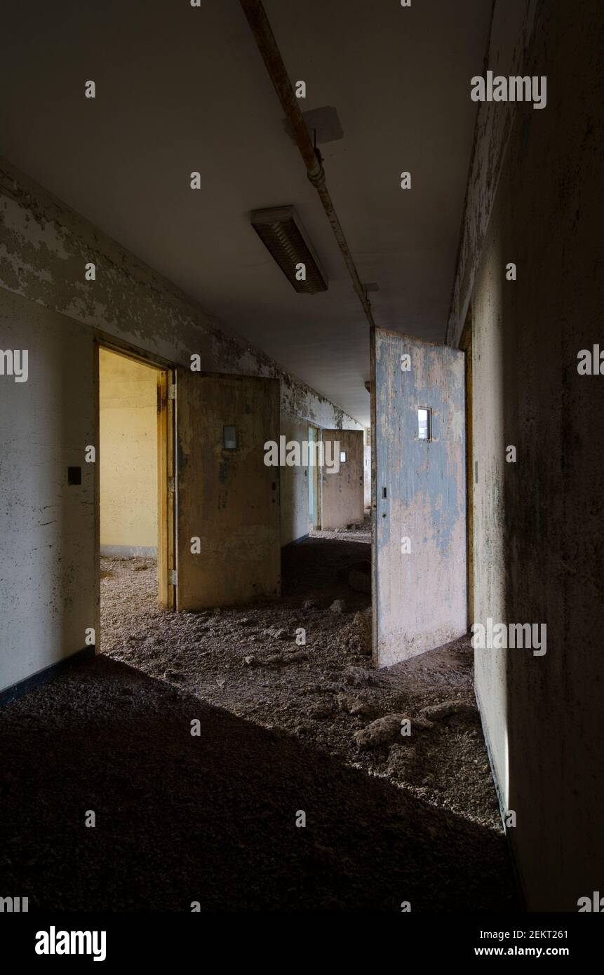 Interno di un ospedale mentale decadente abbandonato Foto Stock