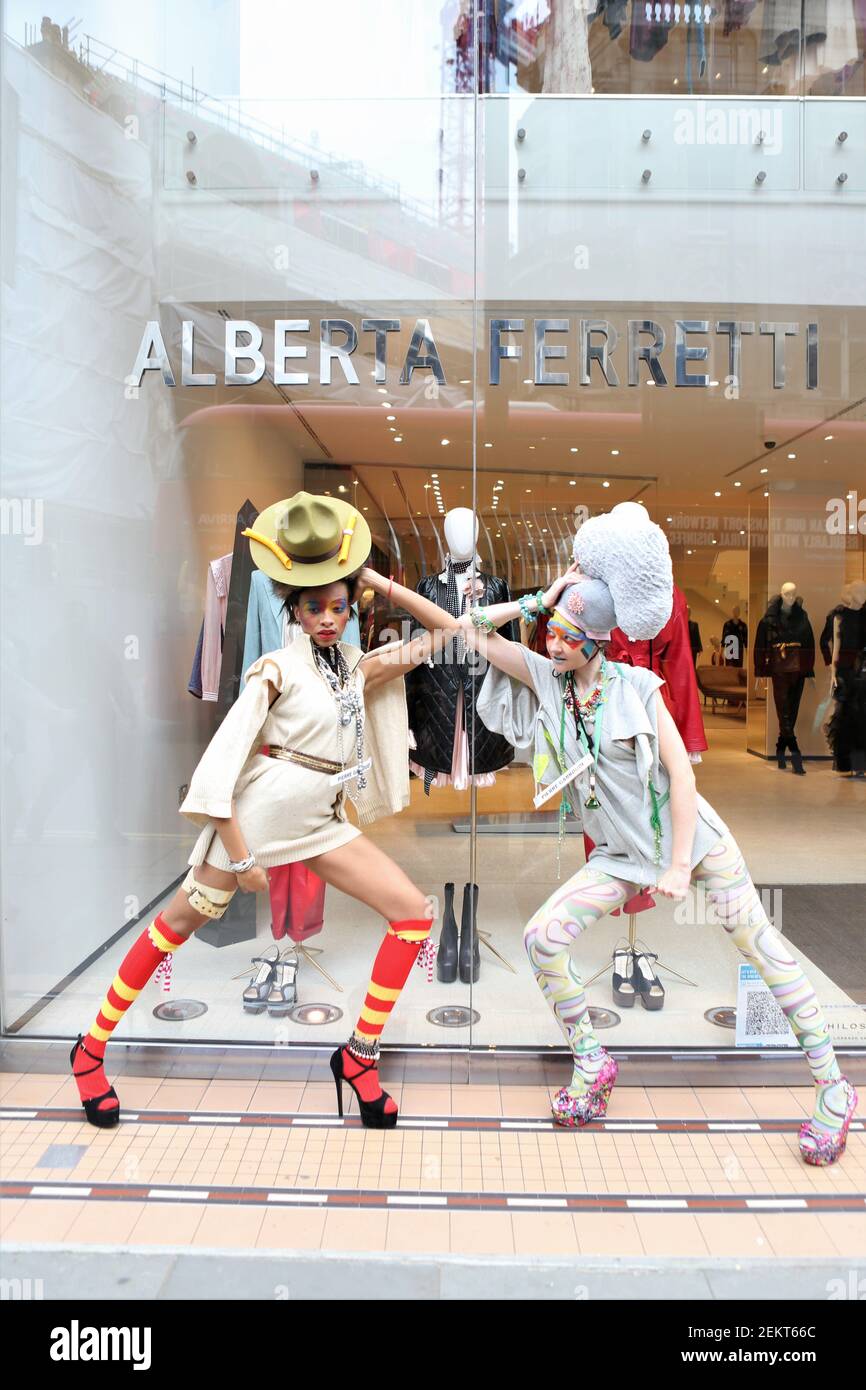 I modelli presentano la collezione Pierre Garroudi durante la sfilata di moda in flash mob a Kightsbridge. (Foto di Pietro Recchia / SOPA Images/Sipa USA) Foto Stock