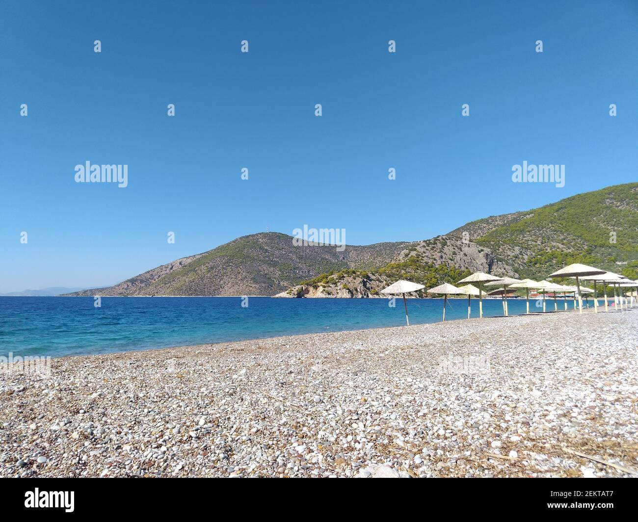 Deserta spiaggia greca in inverno a Psatha Attica Grecia Foto Stock Deserta spiaggia greca in inverno a Psatha Attica Grecia Foto Stock