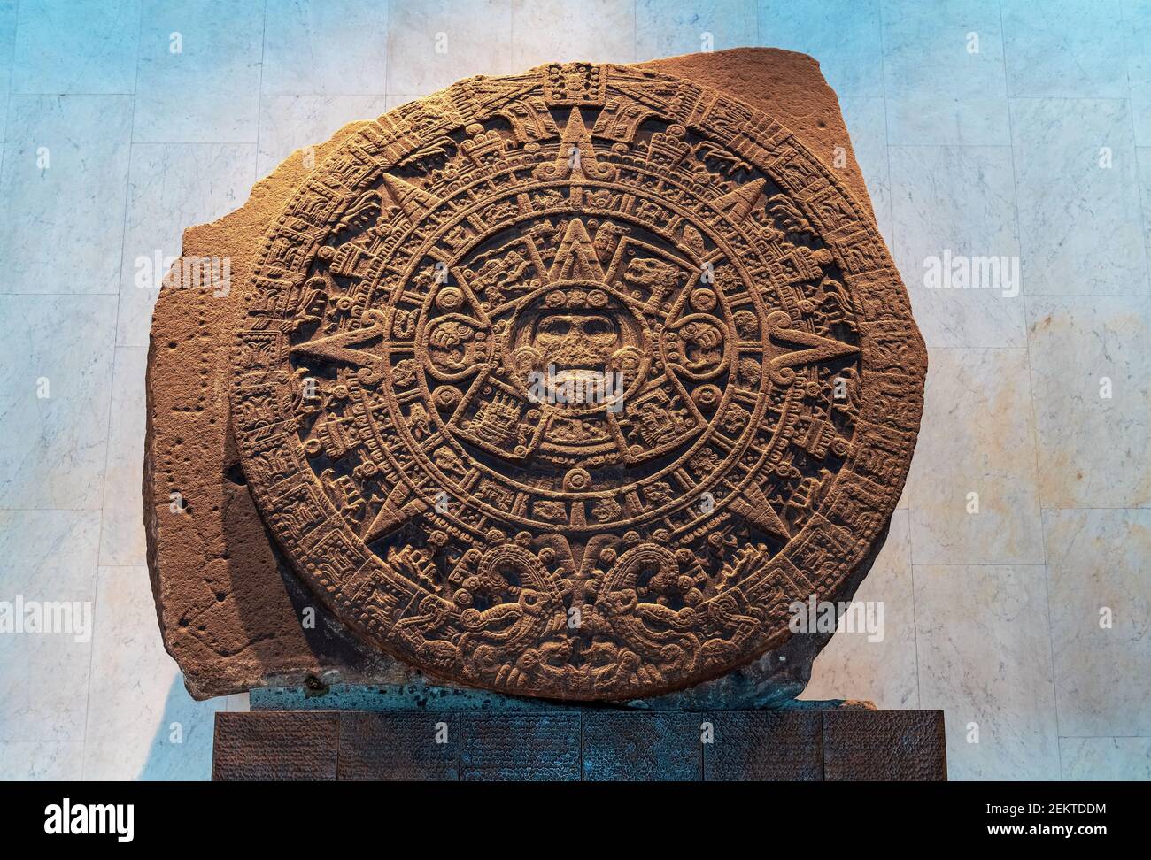 Il monolito del calendario solare azteco scavato nella piazza principale di Zocalo della città del Messico, Messico. Foto Stock