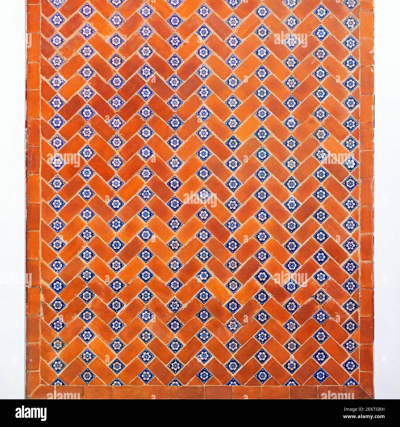 Facciata con mattoni e talavera blu e decorazione ceramica bianca, Puebla, Messico. Foto Stock