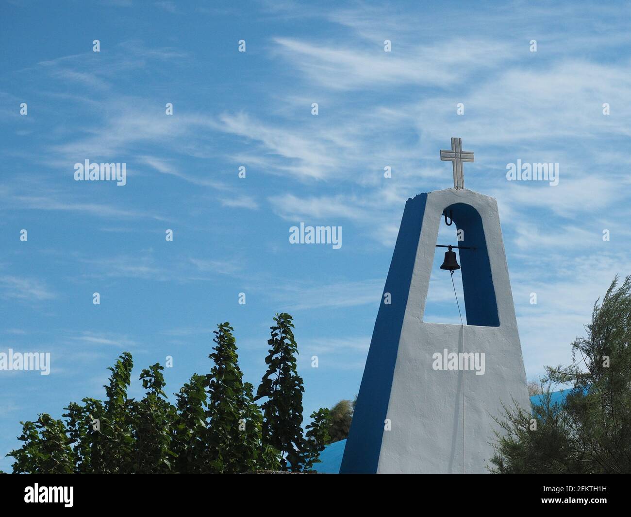 Closeup bianco campanile della moderna chiesa greco ortodossa con cirrus nuvole su cielo blu Foto Stock Closeup bianco campanile della moderna chiesa greco ortodossa con cirrus nuvole su cielo blu Foto Stock