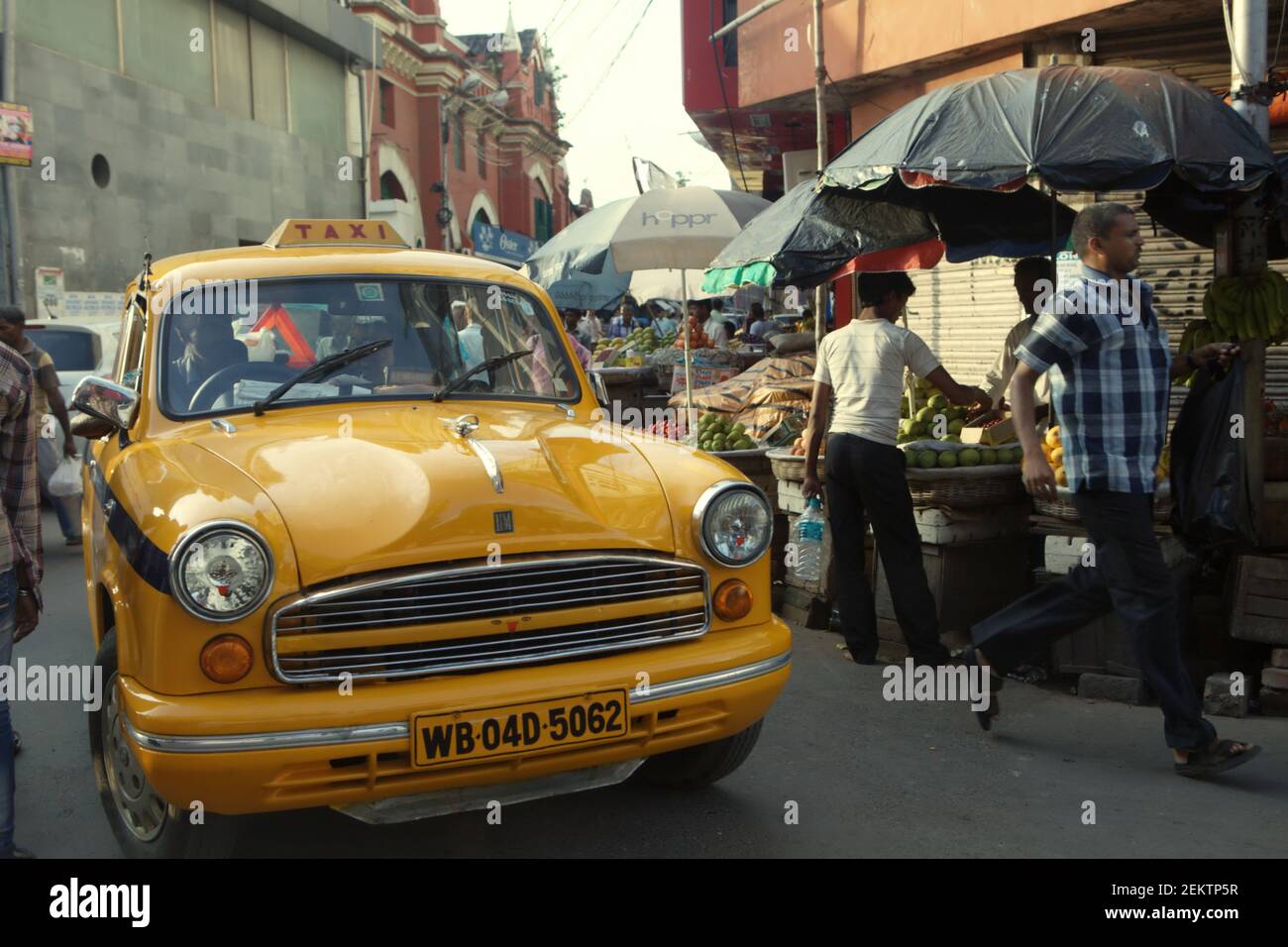 Un taxi giallo su una strada stretta a Kolkata, Bengala Occidentale, India (2013). I taxi gialli di Kolkata sono ultimamente 'difficilmente visibili per le strade' della città, secondo una pubblicazione di 'Kolkata on Wheels', una rivista mensile di automobilismo e stile di vita. Foto Stock