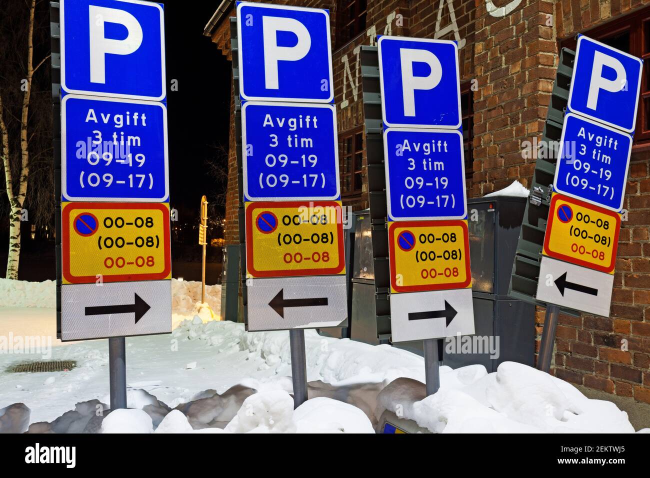i segnali di parcheggio sono abbondanti, qualcosa deve essere andato storto Foto Stock