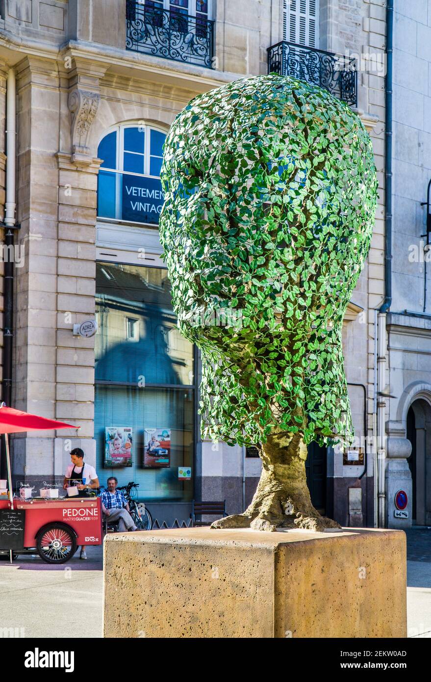 Scultura della testa con fogliame verde laccato intitolato 'Temper virens' di Gloria Friedman a Place Rude a Digione, Borgogna, dipartimento della Côte-d'Or, Bourgogn Foto Stock