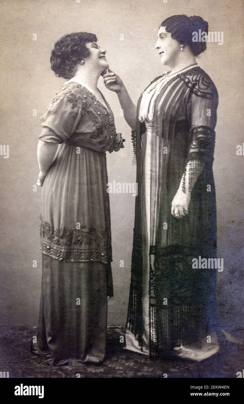 Due attrici drammatiche in una rappresentazione teatrale, all'inizio del 1900-s. Foto Stock