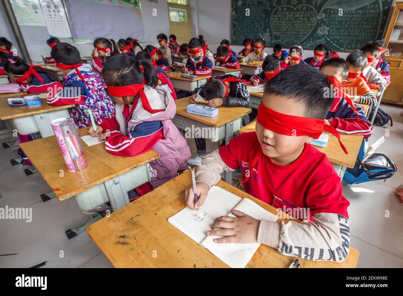 ShandongÃ¯Â¼Å CINA-il giorno è la giornata internazionale per i ciechi,  shandong qingzhou wangfu strada liu bene scuola primaria per svolgere l'attività  di educazione tematica 'esperienza della vita cieca, cura della salute degli