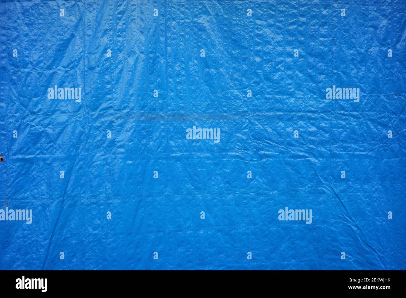 dettagli del telone spesso utilizzato dai trader tradizionali di mercato per resistere alla pioggia e al sole. texture di tarp blu per materiale di disegno o sfondo fotografico Foto Stock