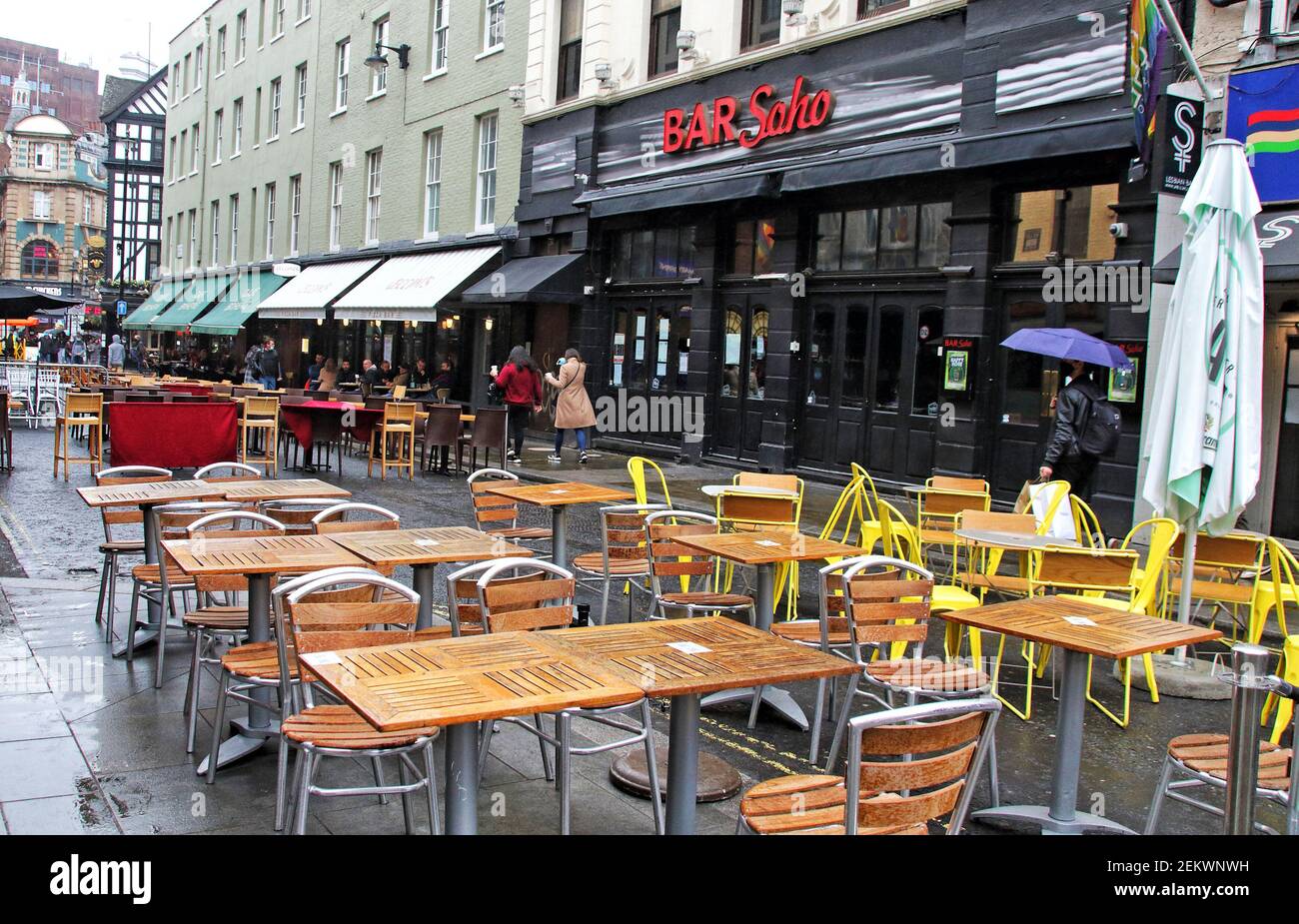 I tavoli e le sedie sono vuoti di persone che mangiano e bevono in questa  strada a Soho in un pomeriggio piovoso. Alla fine di questa settimana, bar e  ristoranti in difficoltà