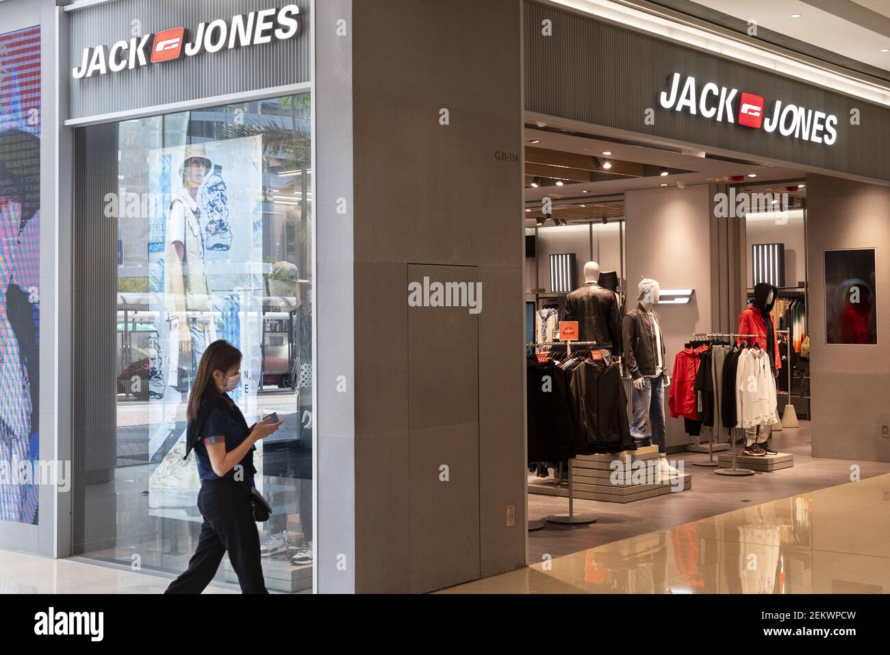 Il marchio danese di abbigliamento Jack Jones store visto a Hong Kong.  (Foto di Budrul Chukrut / Sopa Images/Sipa USA Foto stock - Alamy