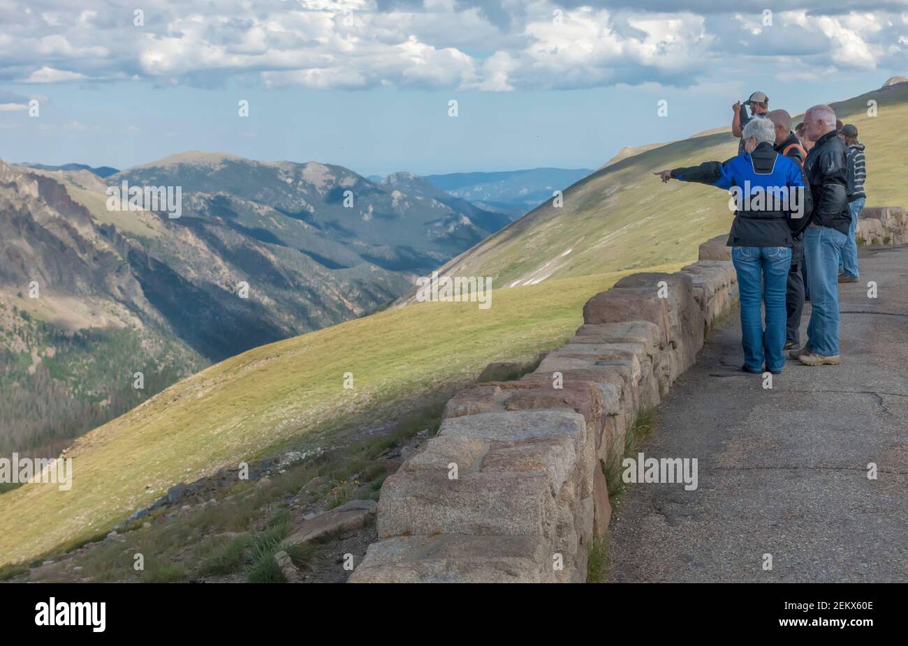 Persone al punto di vista Rocky Mountain National Park, Colorado, Stati Uniti Foto Stock