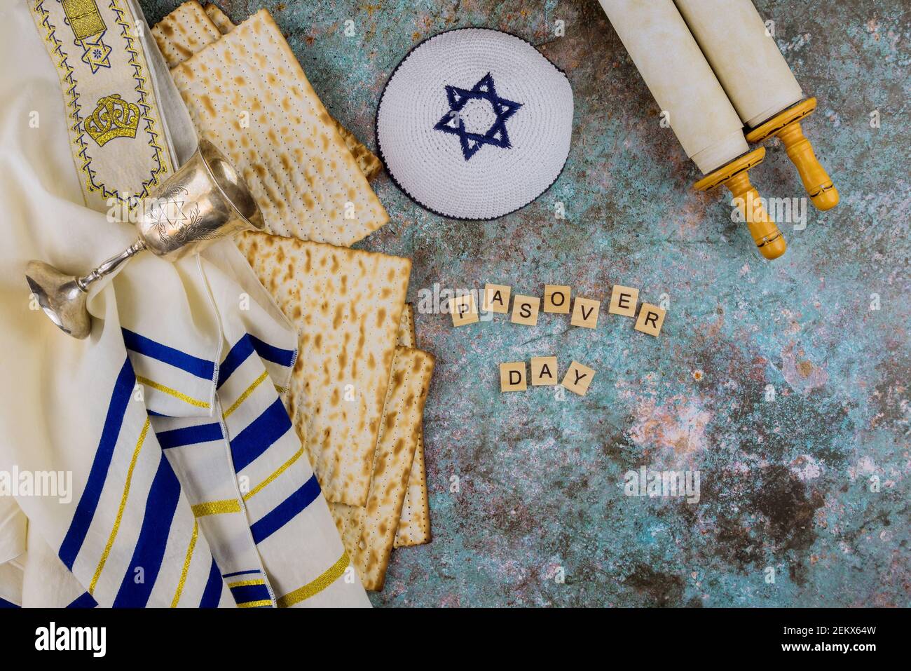 Pesach Pasqua celebrando i simboli di grande famiglia ebrea vacanza tradizionale matzah, kippah e tallit, torah scroll Foto Stock