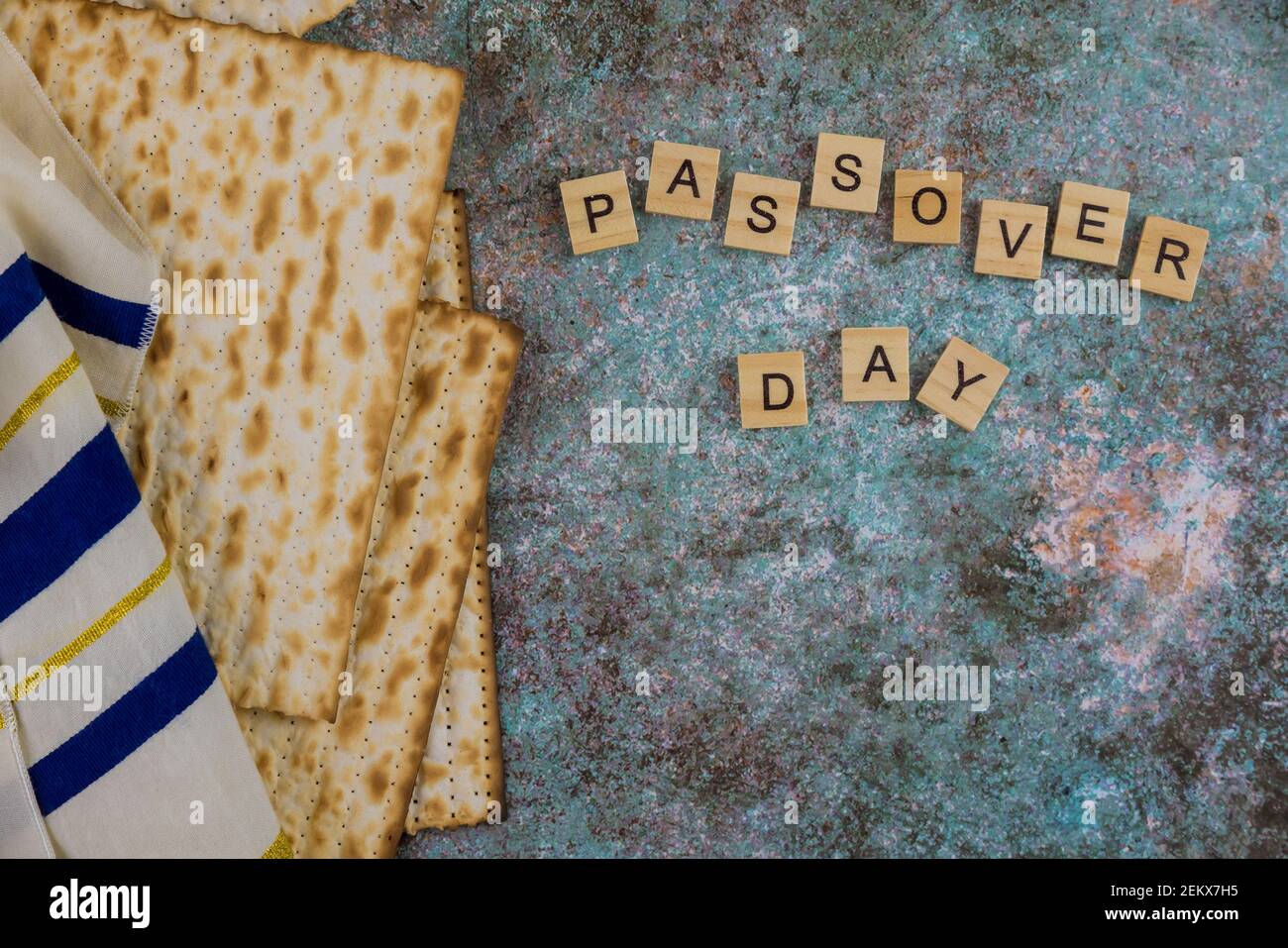 Pasqua festeggia con kosher i grandi simboli delle vacanze in famiglia ebraica matzah tradizionale tallit Foto Stock