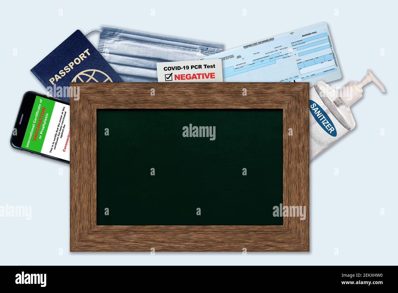 Nuovi oggetti essenziali per il viaggio durante le restrizioni COVID-19 con spazio per la copia della lavagna. Certificato di vaccinazione digitale per smartphone, prova di PCR negativ Foto Stock