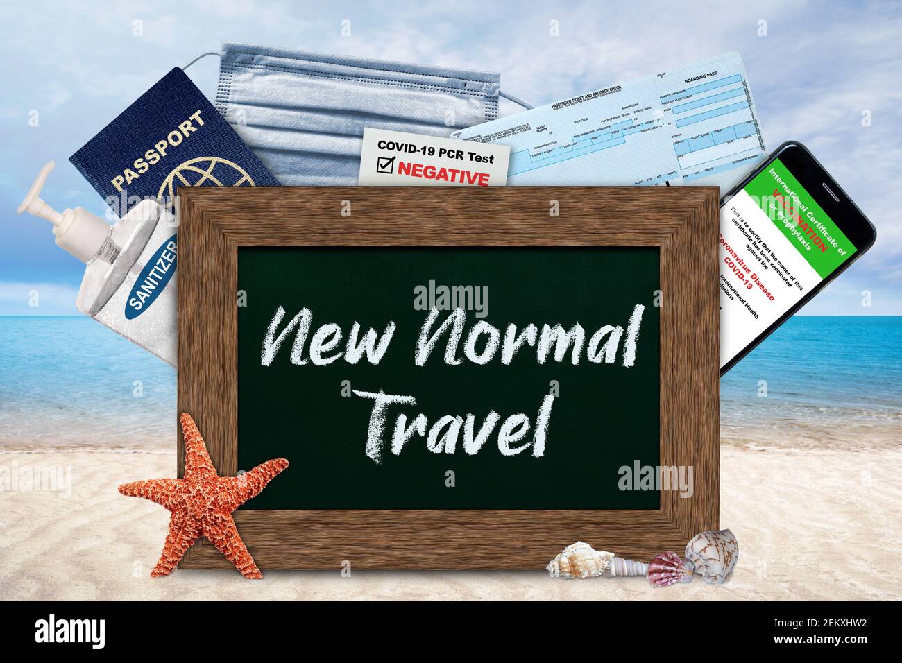 Nuovo indispensabile per il viaggio normale durante le restrizioni COVID-19 con lavagna sulla spiaggia sabbiosa con conchiglie, certificato di vaccinazione, test PCR negativo Foto Stock