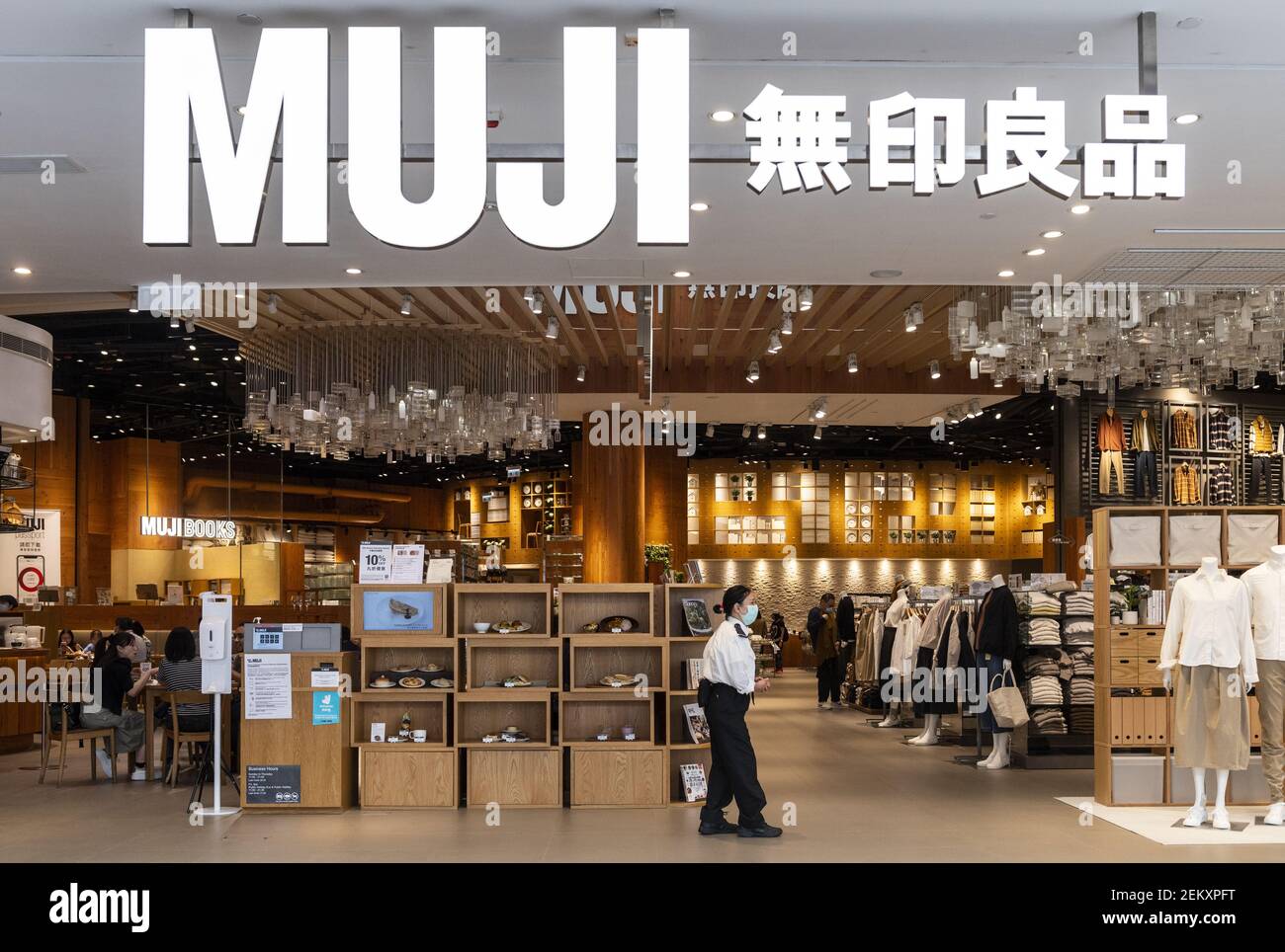 Casa giapponese e negozio di abbigliamento al dettaglio Muji visto a Hong  Kong. (Foto di Budrul Chukrut / SOPA Images/Sipa USA Foto stock - Alamy