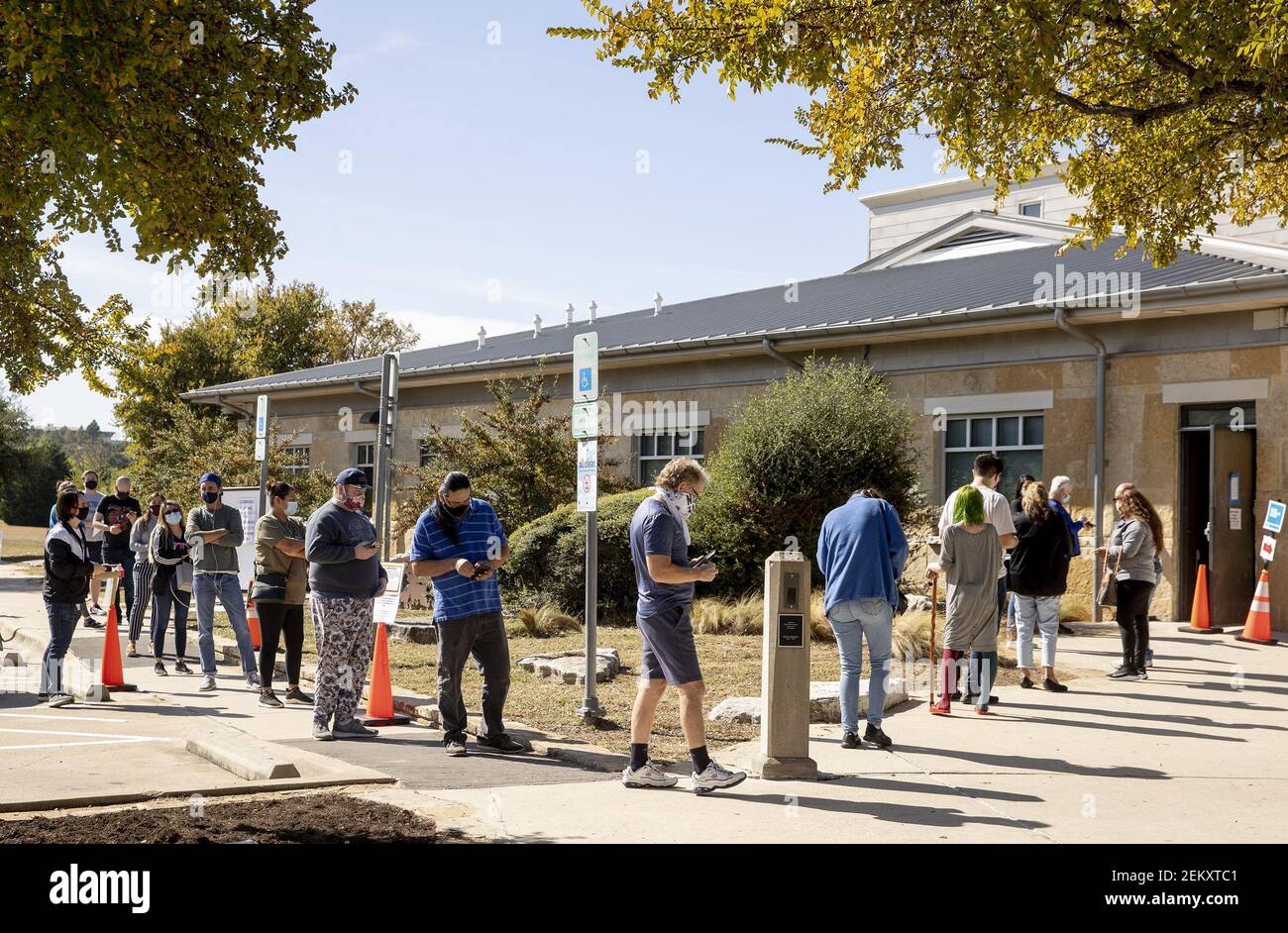3 novembre 2020; Austin, Texas, Stati Uniti; La gente aspetta in fila per votare alla Biblioteca della filiale di Dan Ruiz martedì 3 novembre 2020. Credito obbligatorio: Jay Janner-USA TODAY NETWORK/Sipa USA Foto Stock