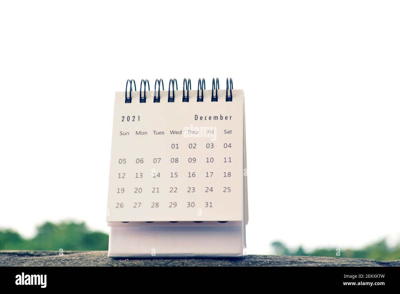 Dicembre 2021 calendario bianco in cima alla pietra Foto Stock