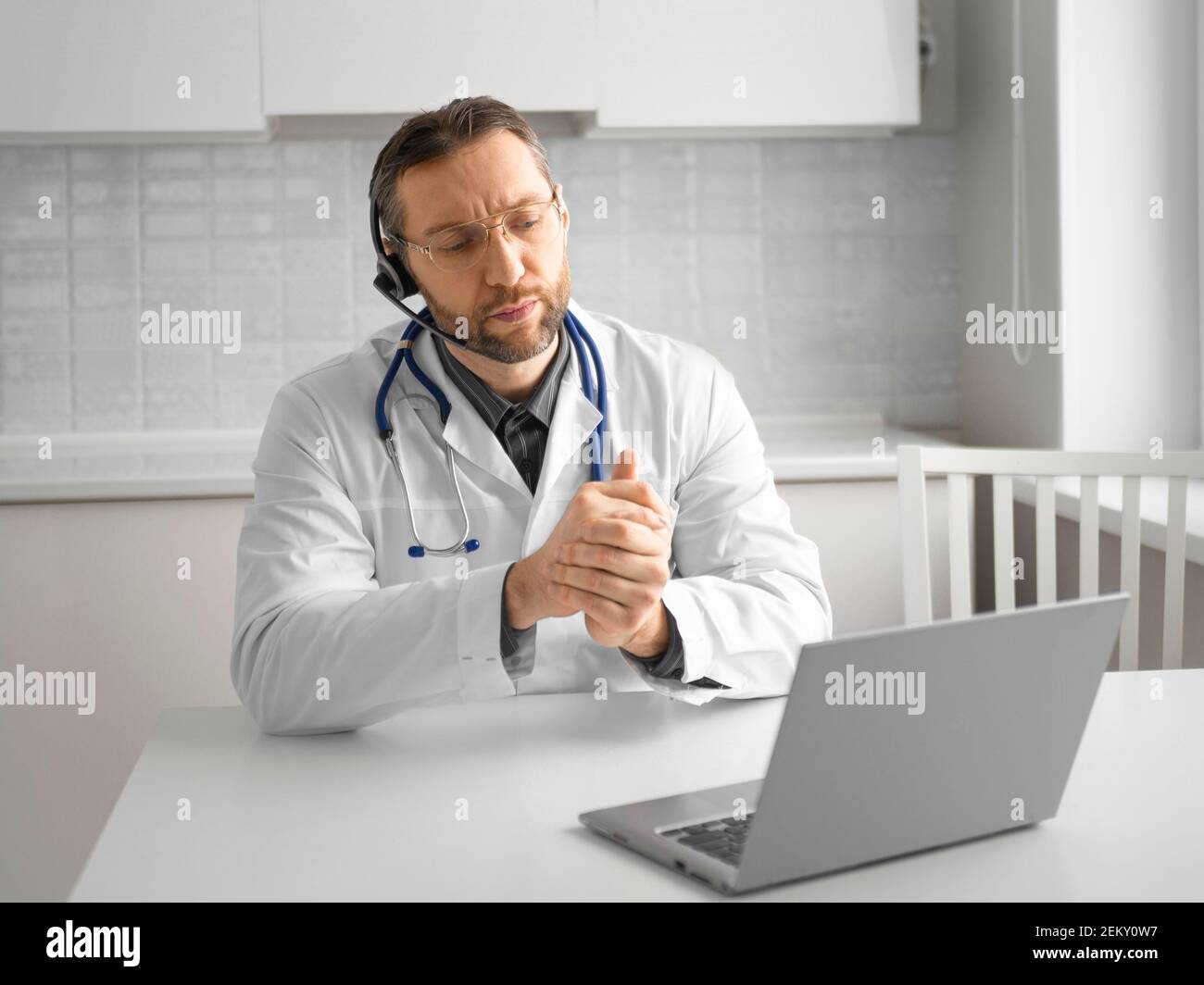 Foto di un medico durante una videochiamata online davanti a un monitor portatile. Comunicare con il paziente e fornire consigli sul trattamento. Assistenza sanitaria Foto Stock