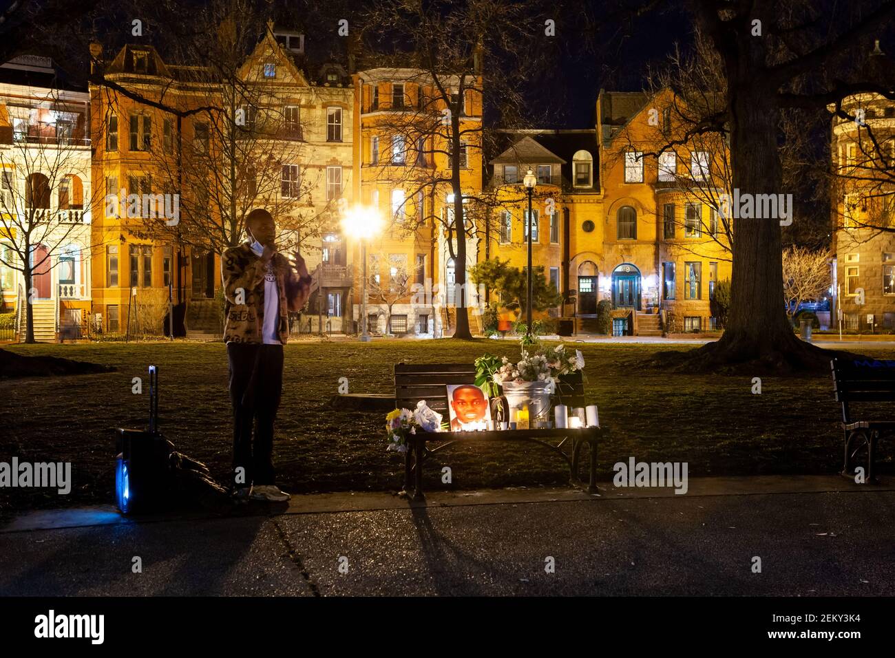 Washington, DC, USA, 23 febbraio 2021. Nella foto: Un uomo parla durante una veglia a lume di candela nel primo anniversario dell'assassinio di Ahmaud Arbery. Il memoriale di Arbery siede su una panchina, proprio alla sua destra. Arbery, un uomo nero, è stato assassinato mentre faceva jogging da due uomini bianchi nella contea di Glynn, Georgia. Credit: Alison C Bailey/Alamy Live News Foto Stock