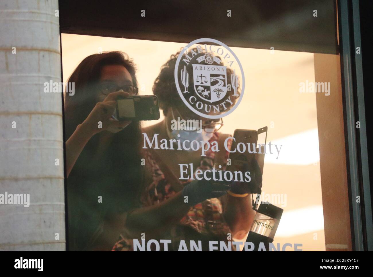4 novembre 2020; Phoenix, AZ, USA; i lavoratori del Maricopa County Election Center guardano i sostenitori del presidente Donald Trump protestano davanti al loro ufficio a Phoenix il 4 novembre 2020. Il gruppo chiedeva un conteggio equo dei voti. Credito obbligatorio: Michael Chow-USA TODAY NETWORK/Sipa USA Foto Stock