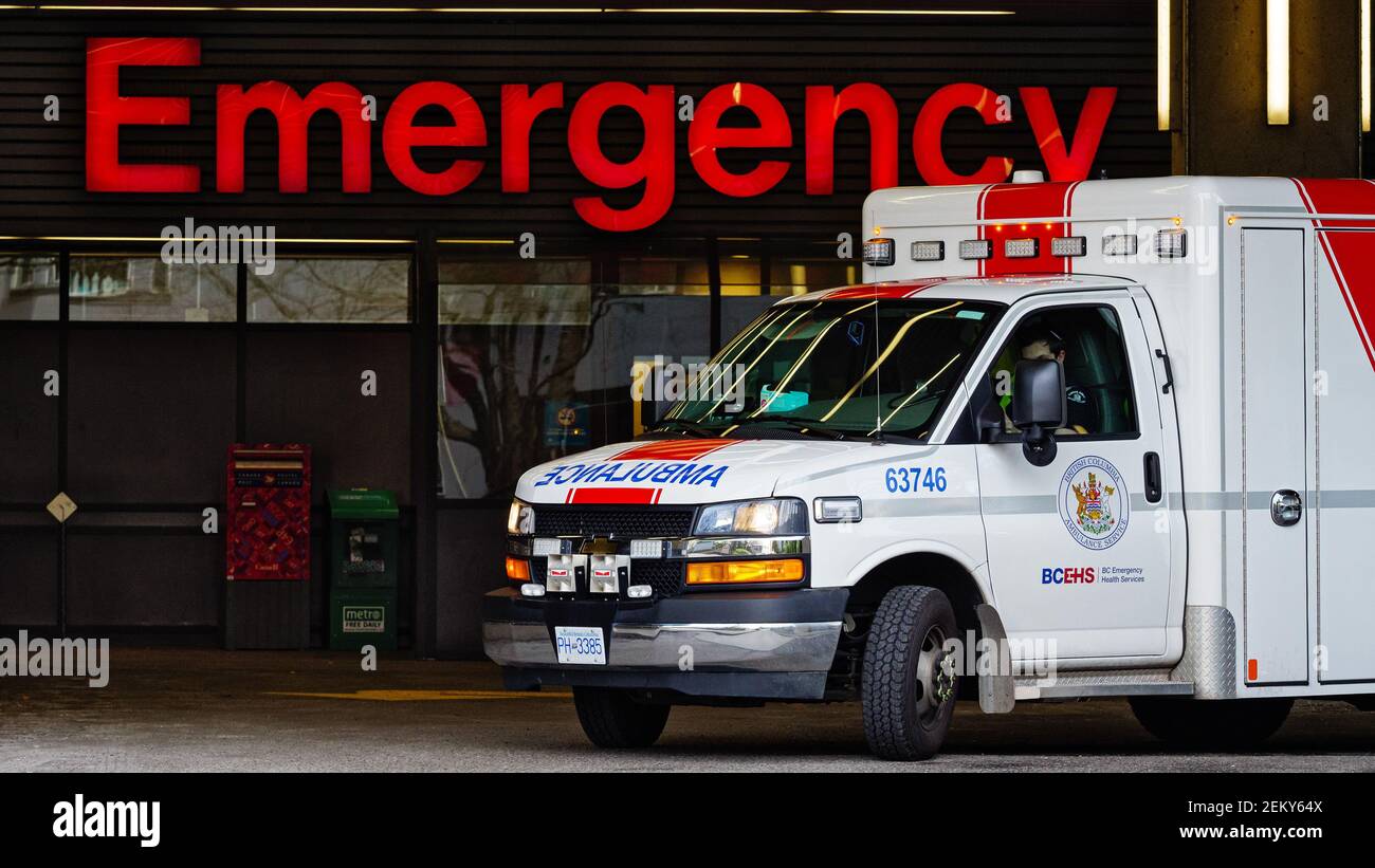 Vancouver, British Columbia, Canada. 3 Feb 2021. Un'ambulanza lascia l'emergenza al Vancouver General Hospital (VGH) a Vancouver, Canada. Credit: Bayne Stanley/ZUMA Wire/Alamy Live News Foto Stock